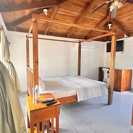 Las Palmas Beach Hotel Dixon Cove Екстериор снимка