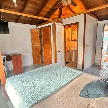 Las Palmas Beach Hotel Dixon Cove Екстериор снимка