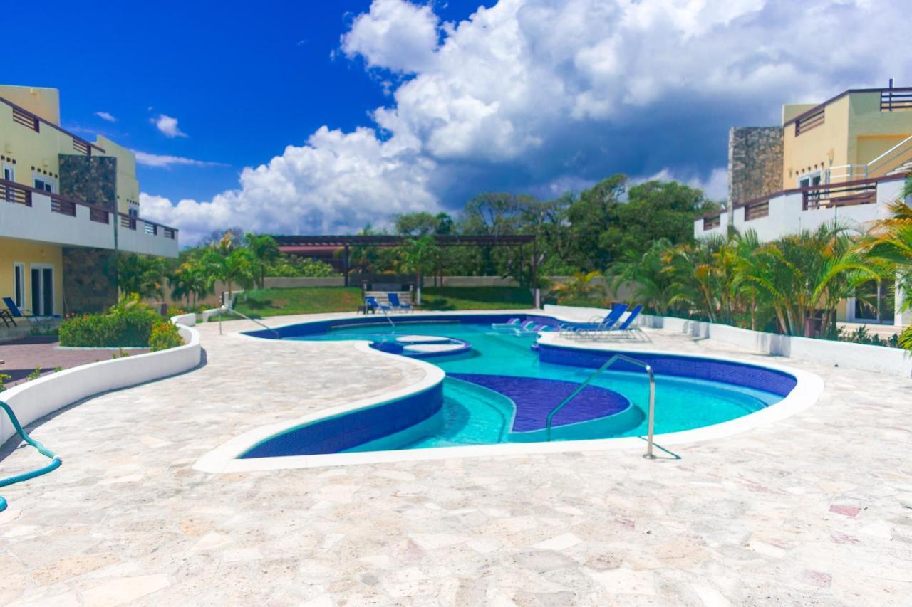 Las Palmas Beach Hotel Dixon Cove Екстериор снимка