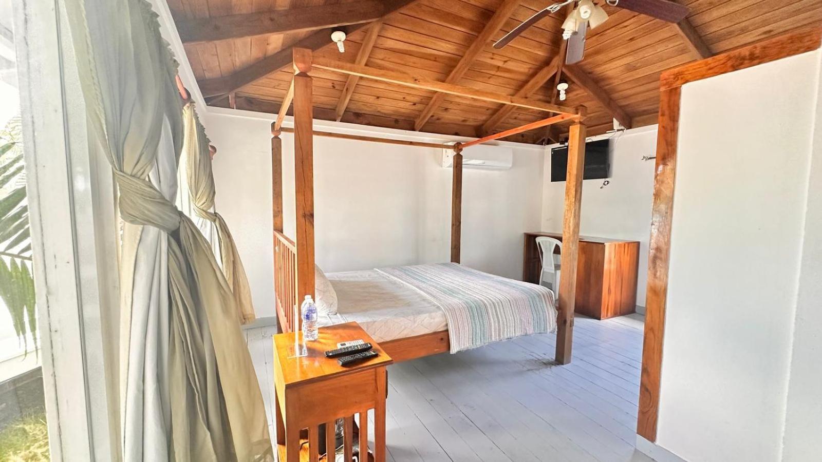 Las Palmas Beach Hotel Dixon Cove Екстериор снимка