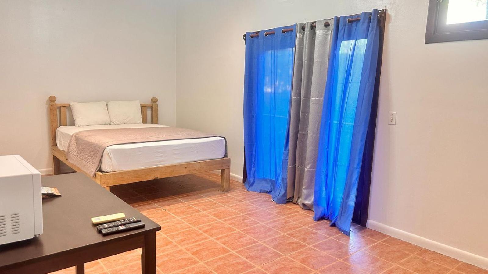 Las Palmas Beach Hotel Dixon Cove Екстериор снимка