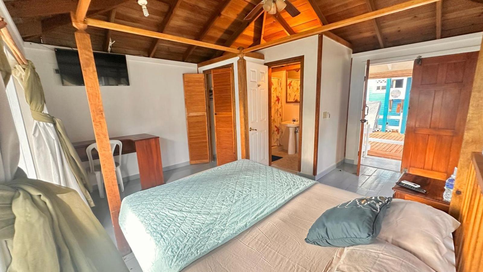 Las Palmas Beach Hotel Dixon Cove Екстериор снимка