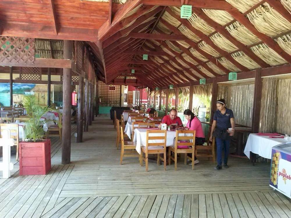 Las Palmas Beach Hotel Dixon Cove Екстериор снимка