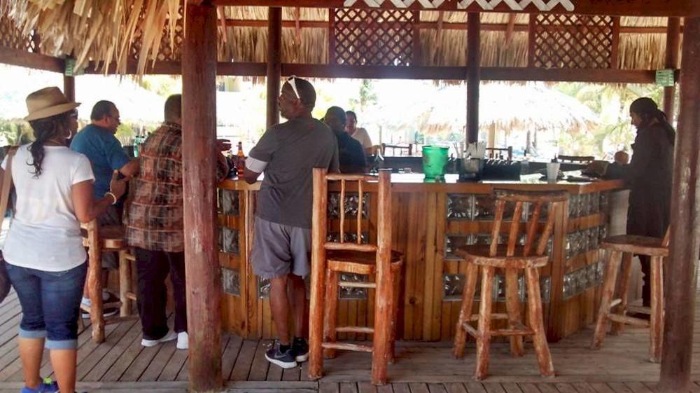 Las Palmas Beach Hotel Dixon Cove Екстериор снимка