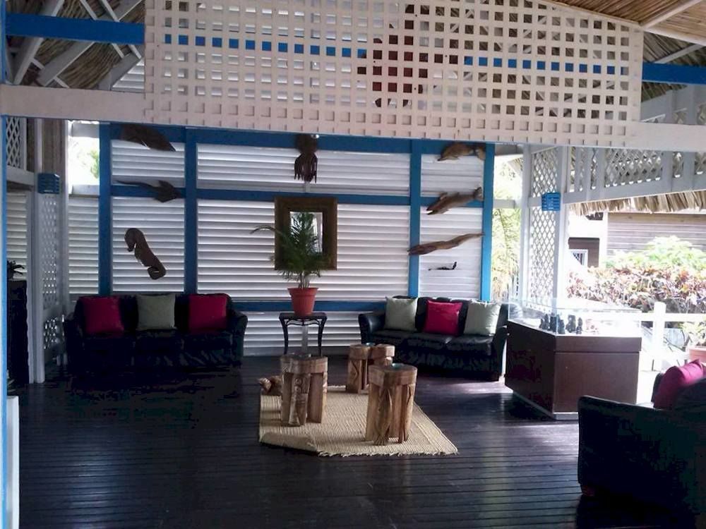 Las Palmas Beach Hotel Dixon Cove Екстериор снимка