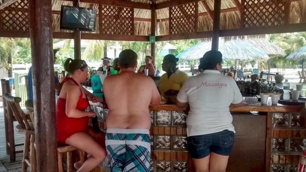 Las Palmas Beach Hotel Dixon Cove Екстериор снимка