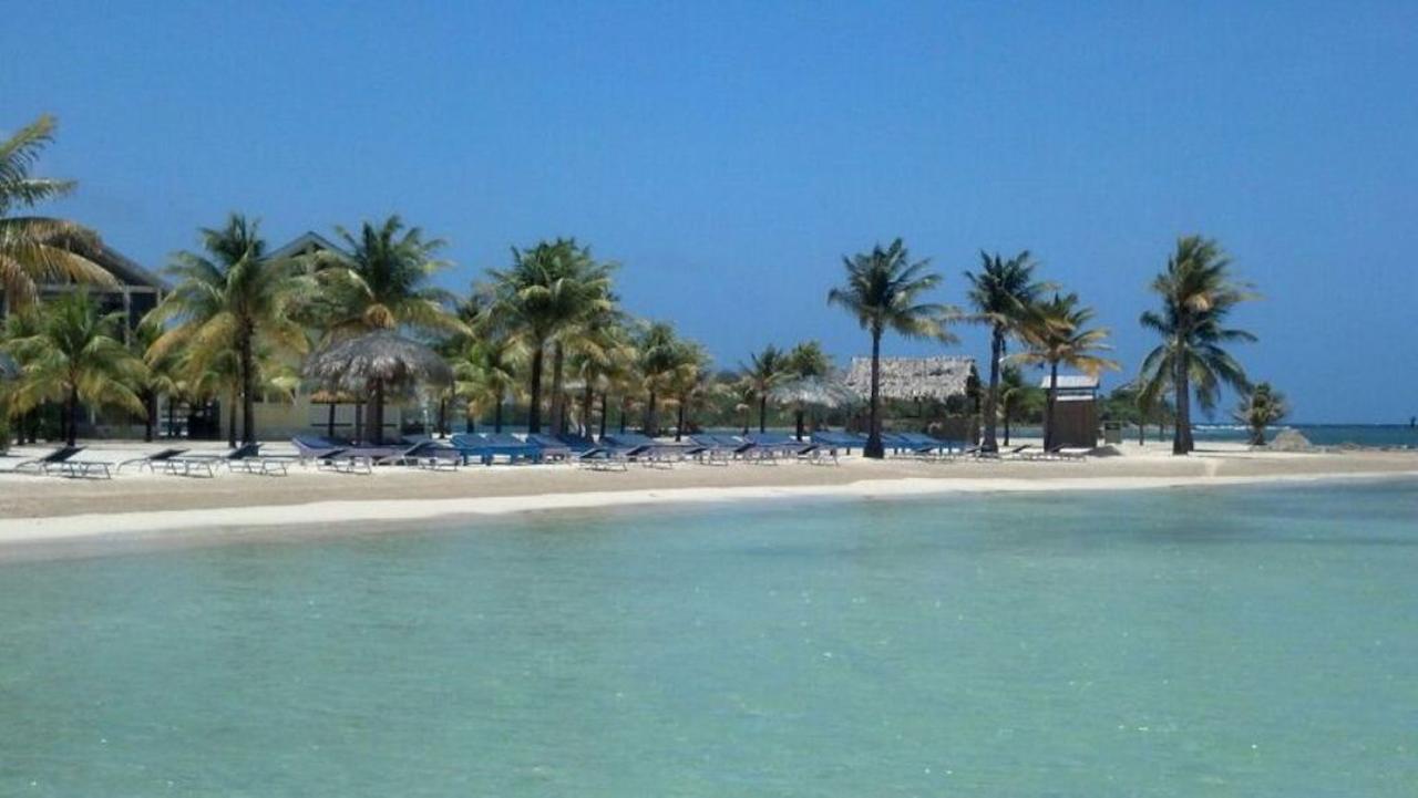 Las Palmas Beach Hotel Dixon Cove Екстериор снимка