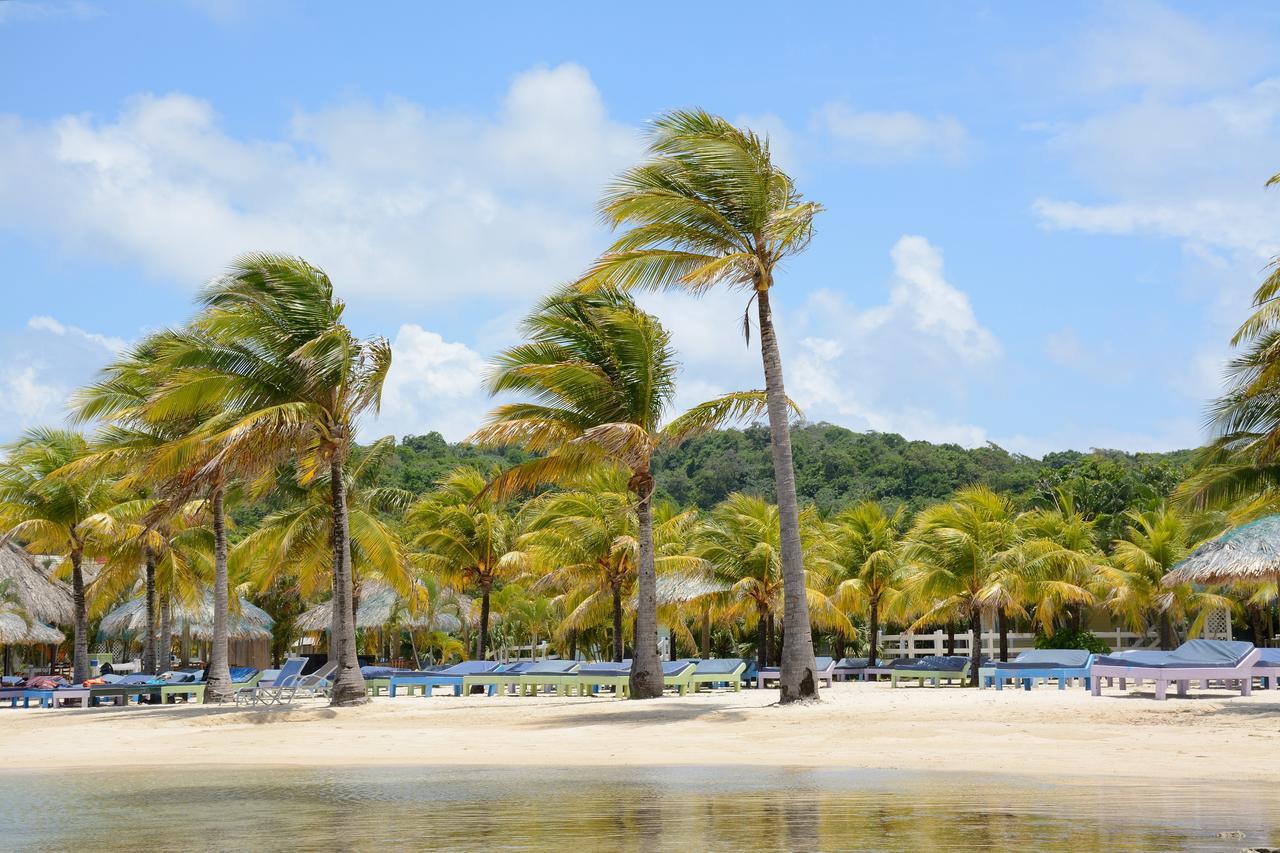 Las Palmas Beach Hotel Dixon Cove Екстериор снимка
