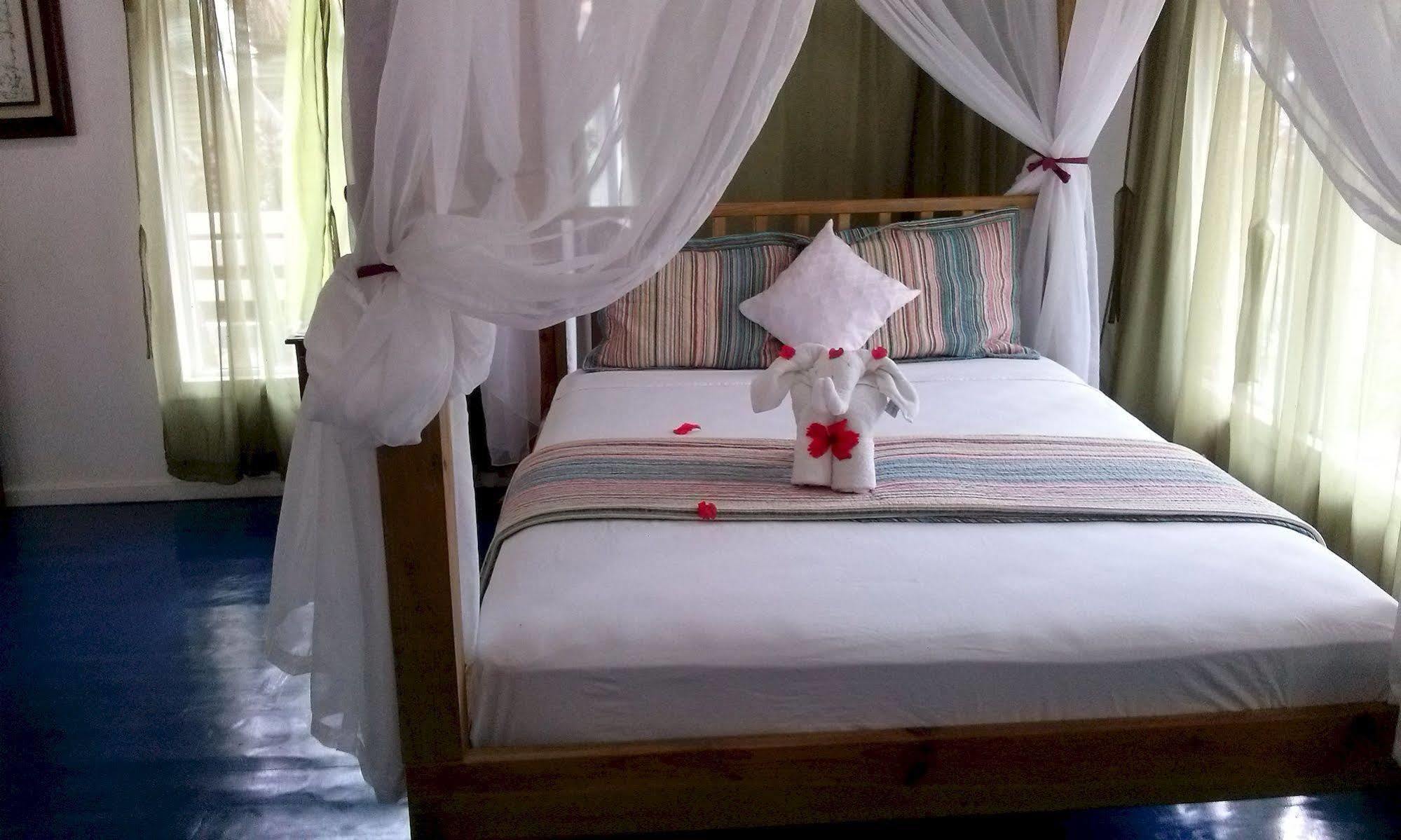 Las Palmas Beach Hotel Dixon Cove Екстериор снимка