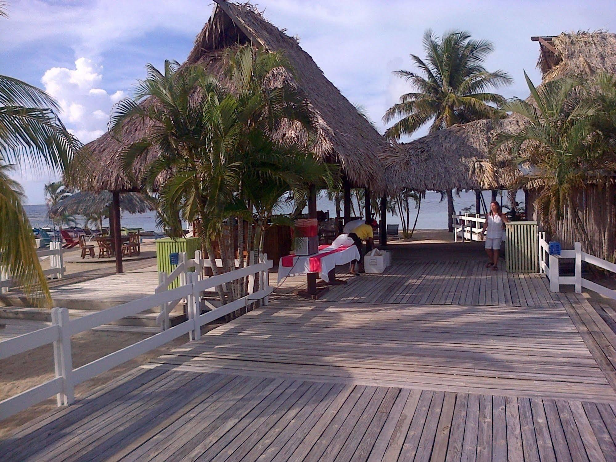 Las Palmas Beach Hotel Dixon Cove Екстериор снимка