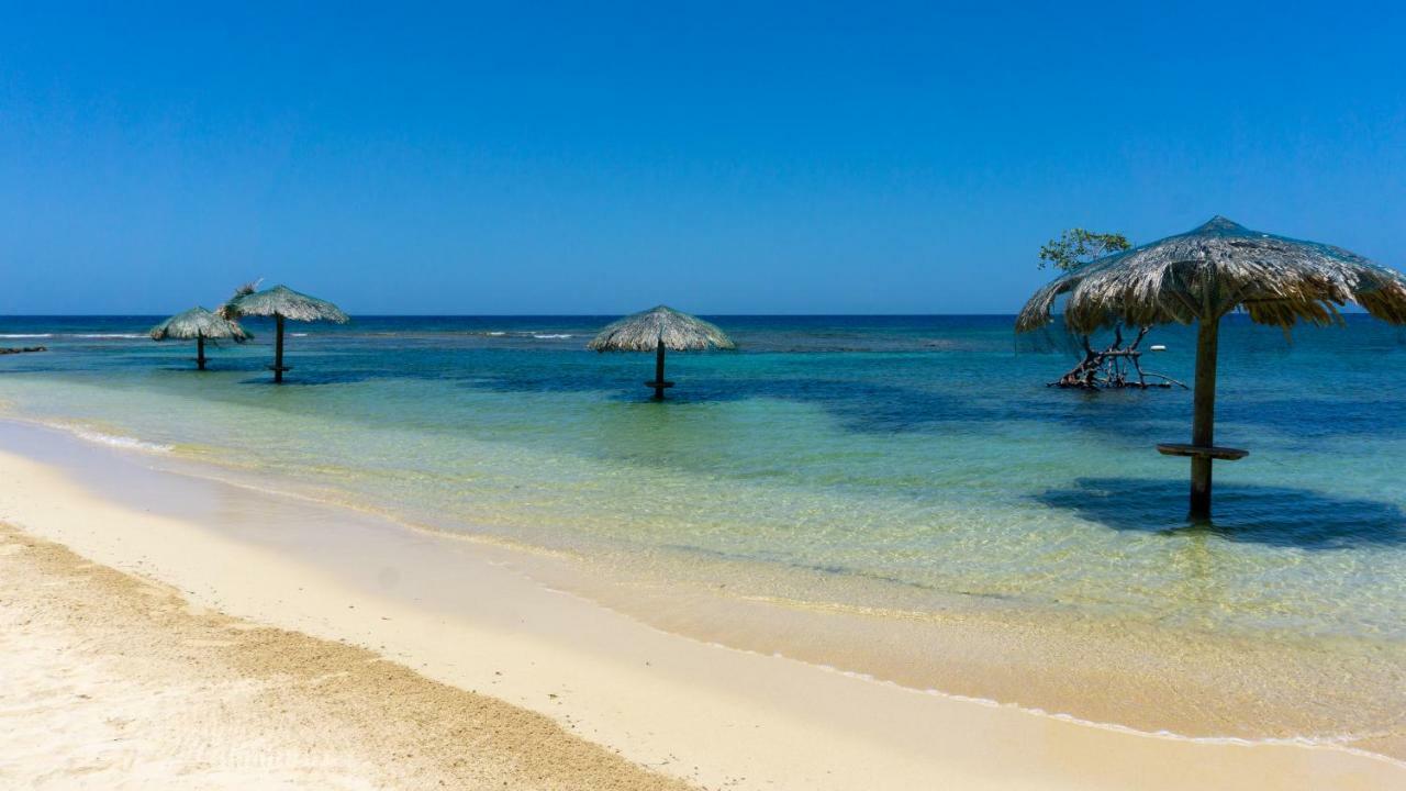 Las Palmas Beach Hotel Dixon Cove Екстериор снимка